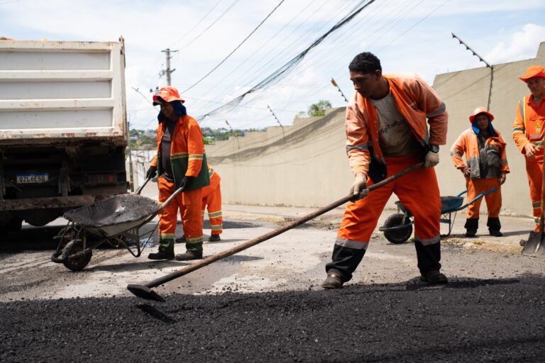 Operação ‘Tapa-Buracos’ recupera importante via no bairro Flores