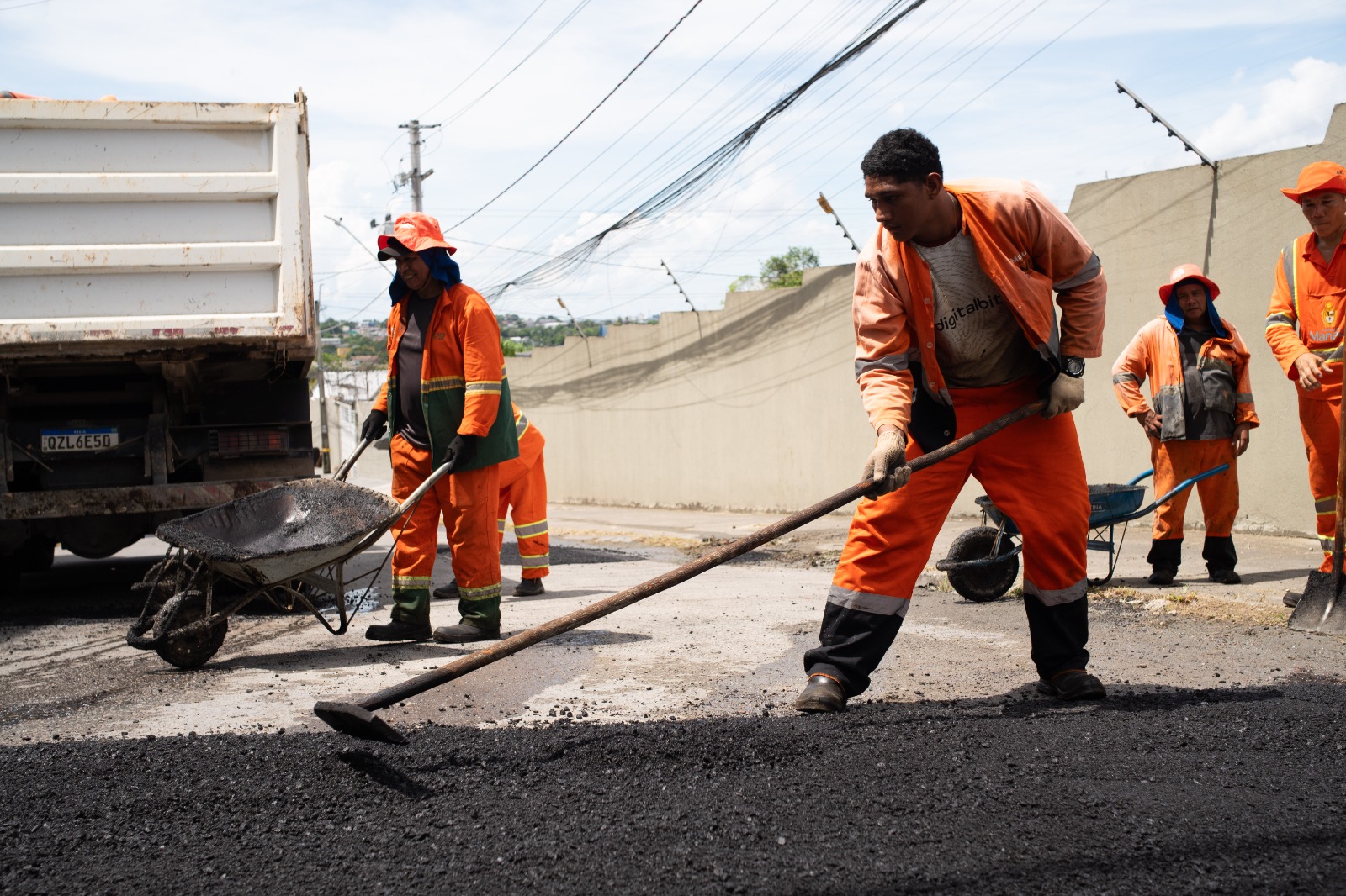 Operação ‘Tapa-Buracos’ recupera importante via no bairro Flores