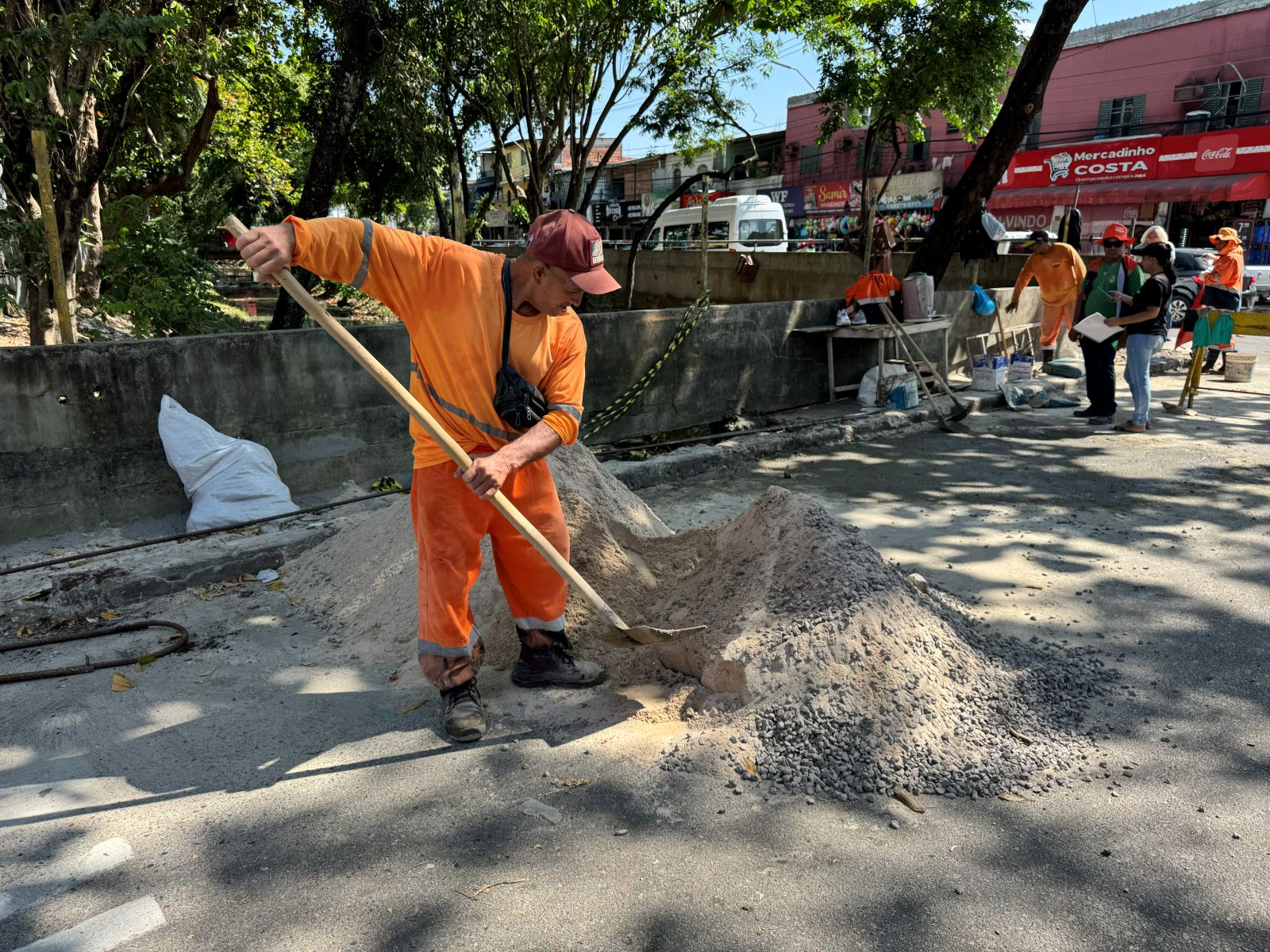 Reconstrução de passeio público na rua Ouro Preto reforça segurança para pedestres no bairro Coroado