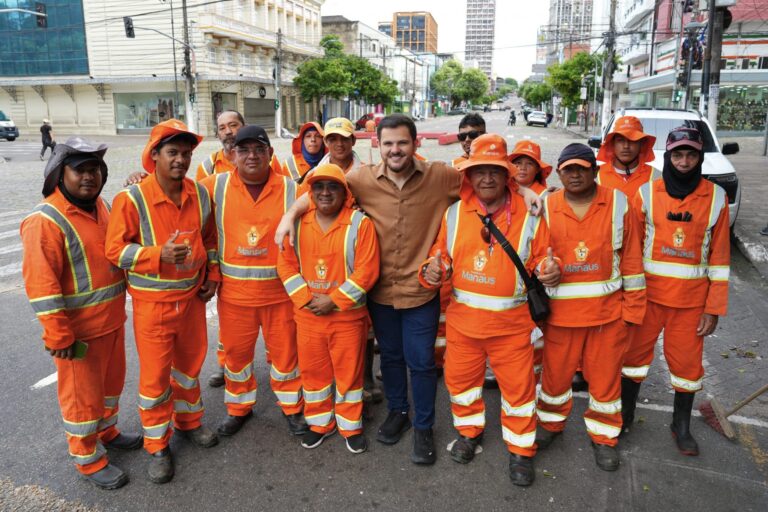 Prefeito Renato Junior inicia semana dos 100 dias acompanhando trabalho dos garis no centro de Manaus