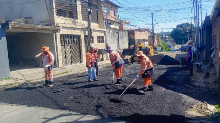 Prefeitura recupera rua da comunidade Monte Sião