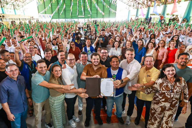 Prefeito Renato Junior celebra formação de mais de mil agentes de saúde e sanciona lei de progressão histórica para servidores da Semsa