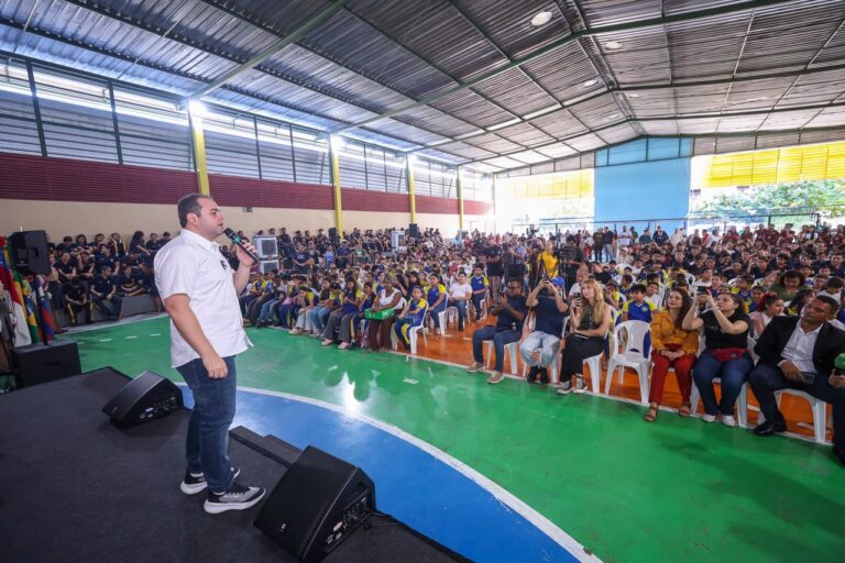 Roberto Cidade acompanha entrega de kits escolares e livros na zona leste de Manaus