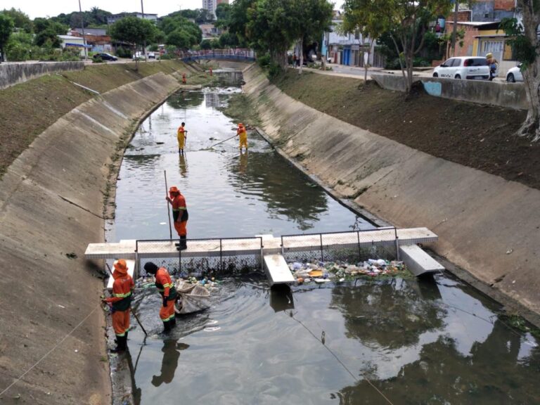 Destinação adequada do lixo é desafio para reduzir poluição dos igarapés em Manaus