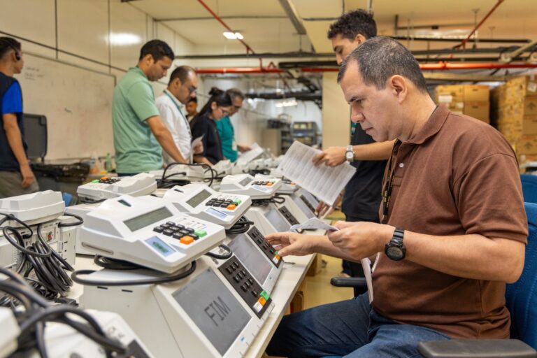 TRE-AM testa funcionamento de 275 urnas eletrônicas em simulado nacional