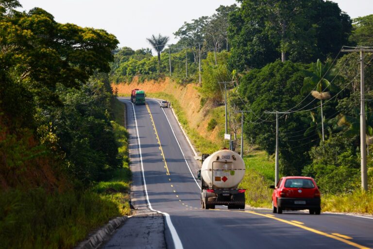 Infraestrutura viária reduz gargalos no Amazonas, mas integração pela BR-319 ainda limita avanço econômico