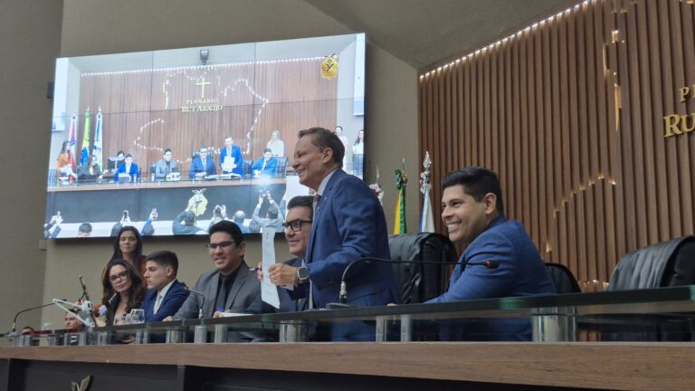Adjuto Afonso é eleito novo presidente da Aleam com apoio de Roberto Cidade