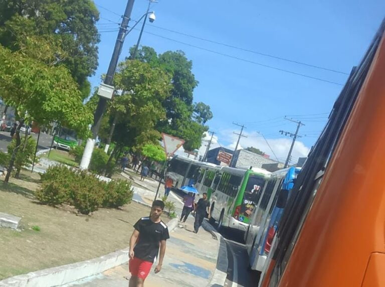 Manaus enfrenta paralisação de ônibus após início da greve dos rodoviários