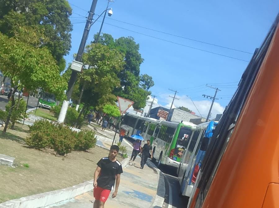 Manaus enfrenta paralisação de ônibus após início da greve dos rodoviários