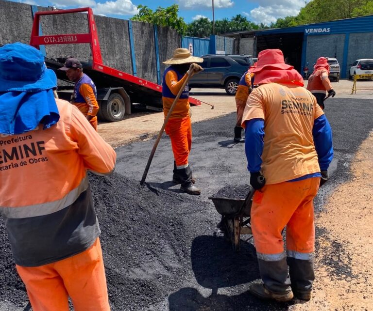 Prefeitura aplica mais de 120 toneladas de asfalto no bairro Aleixo