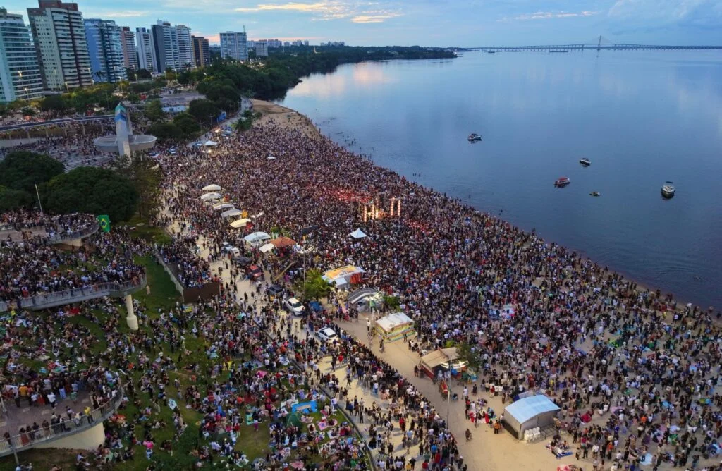 Amanhecer Manaus cresce e leva multidão à Ponta Negra na segunda edição