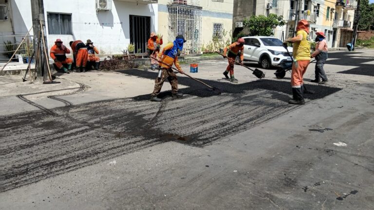 Prefeitura conclui recuperação asfáltica de mais uma rua no bairro Flores
