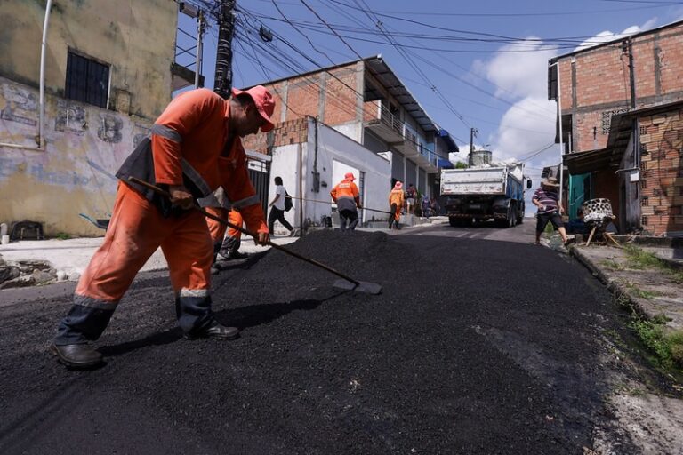 Serviços de asfaltamento e recuperação chegam ao bairro Armando Mendes