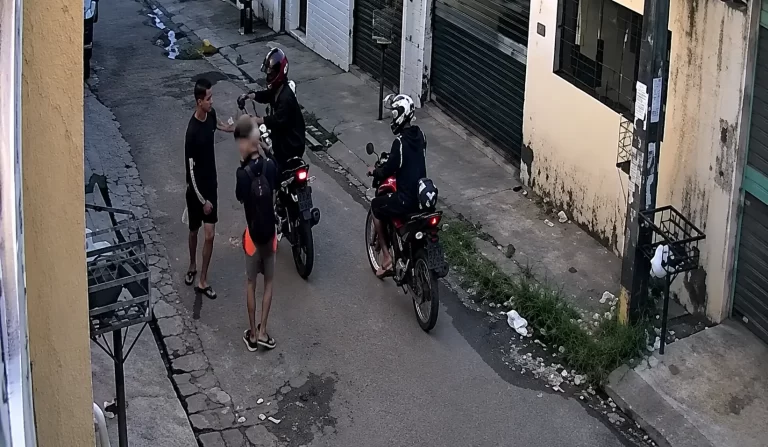 Pedestres são assaltados por homens armados, no Ouro Verde