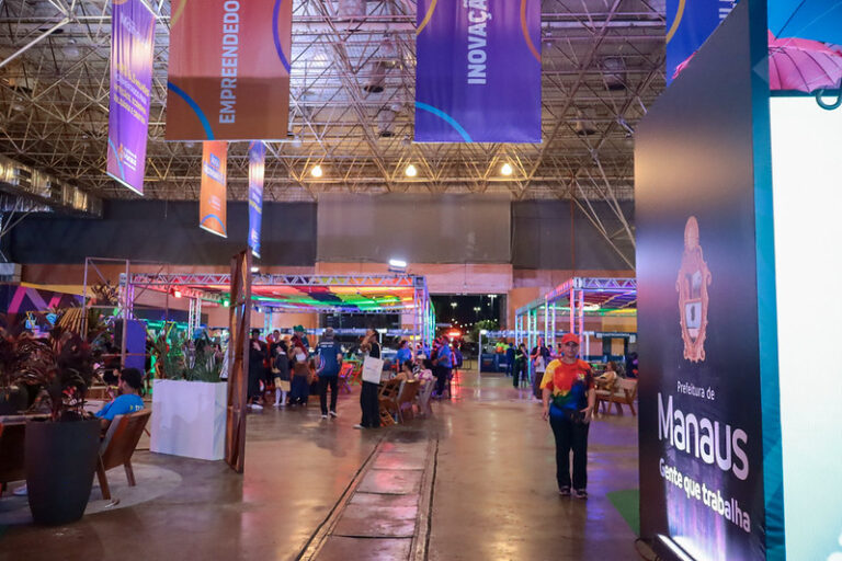 A Prefeitura de Manaus, por meio da Secretaria Municipal do Trabalho, Empreendedorismo e Inovação (Semtepi), encerrou, na noite de sábado, 25/7, a primeira edição da “Expo Manaus Conecta”. O evento, realizado no Studio 5 Centro de Convenções, na zona Sul, apresentou um balanço altamente positivo ao se consolidar como o maior ecossistema integrado de oportunidades, qualificação profissional, geração de renda e cultura na capital amazonense. Ao longo de dois dias de programação gratuita, o espaço reuniu os atendimentos do feirão de empregos do Sine Manaus, ciclos de palestras com especialistas de renome nacional e oficinas práticas voltadas à tecnologia, robótica e ecossistemas de negócios. A iniciativa cumpriu a diretriz da gestão municipal de unir inovação e desenvolvimento social em benefício da população. O titular da Semtepi, Alonso Oliveira, fez um balanço positivo das ações integradas do município e destacou a força da união entre as secretarias para a entrega de resultados concretos. “O balanço que fazemos é de dever cumprido. Unir em um único ambiente a oferta direta de empregos formais, o fomento ao empreendedorismo, a inovação tecnológica e o acesso à cultura demonstra o compromisso da gestão do prefeito Renato Junior com o desenvolvimento do nosso povo. A Prefeitura de Manaus planeja, integra e faz acontecer”, destacou o secretário. A estrutura da feira abriu portas tanto para quem busca uma vaga no mercado formal quanto para os pequenos negócios locais, que encontraram na feira uma vitrine estratégica para expansão. O casal de empreendedores Christielly Alves e Jonas de Oliveira enalteceu o suporte oferecido pela prefeitura durante os dois dias de programação e destacou o ambiente favorável para o fechamento de parcerias e conexões comerciais. “Foram dois dias muito produtivos. Estruturas como essa mostram que a Prefeitura de Manaus arrasou na organização e no apoio aos pequenos negócios”, comemorou Christielly. Seu sócio, Jonas de Oliveira, reforçou: “Acredito que foi um evento perfeito para conectar quem produz a quem consome no nosso Estado”. A noite de encerramento também foi marcada pela valorização da cultura amazonense. Antes da atração principal, o grupo artístico local Corpo de Dança da Liga apresentou o espetáculo “The Power of Gaga” e colocou o público para dançar. A bailarina Victória Muniz celebrou a abertura de espaços institucionais para os talentos da terra. “Foi ótimo. Nós só temos a agradecer à prefeitura por esta oportunidade de mostrar a nossa arte em um palco deste porte”, disse. Para fechar o evento com sucesso, a cantora Gabi Melim subiu ao palco principal e embalou as famílias manauaras com grandes hits musicais da sua carreira e novidades do seu novo projeto solo. Nos bastidores, a artista ressaltou o carinho de retornar à capital amazonense e parabenizou a iniciativa de alinhar arte, desenvolvimento e futuro. “Estou muito feliz por voltar a Manaus. Acredito que a vida e a arte têm tudo a ver com a proposta desse evento, que abre portas para o futuro e para as oportunidades do nosso povo. Que seja a primeira de muitas edições”, declarou a cantora. Com o sucesso da primeira edição, a “Expo Manaus Conecta” se consolida oficialmente no calendário de grandes eventos da cidade, fortalecendo a cultura de inovação, o empreendedorismo regional e a inclusão social no Amazonas.