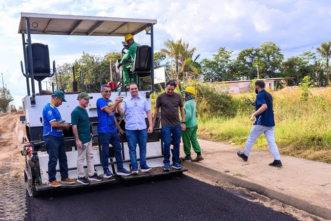 Governador Roberto Cidade fiscaliza obras de pavimentação em Manicoré