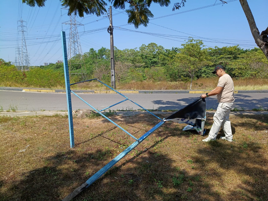 Prefeitura de Manaus remove publicidade irregular em área pública no bairro Parque 10 de Novembro