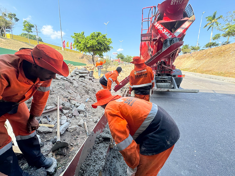 Prefeitura de Manaus inicia construção de novo canteiro central na avenida Max Teixeira para reforçar segurança viária