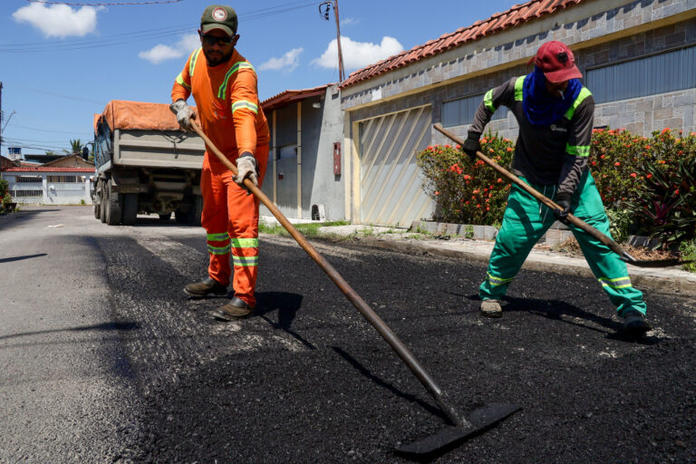 Prefeitura intensifica operação “Tapa-Buraco” no bairro Cidade de Deus, na zona Norte de Manaus