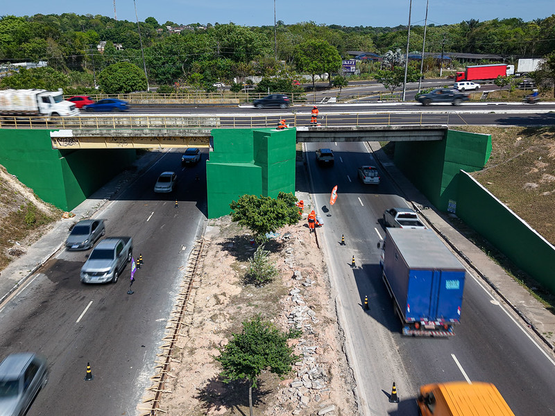 Prefeitura revitaliza canteiro central e moderniza passagem de nível na avenida Max Teixeira