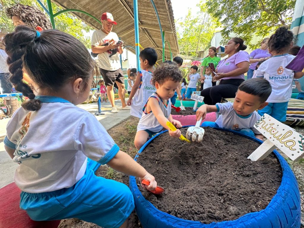 Creche da prefeitura premiada pelo FNDE transforma educação ambiental em ação no igarapé do 40