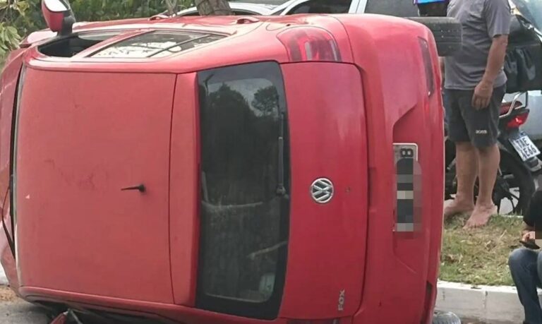 Carro atinge árvore e capota na Avenida do Turismo, em Manaus