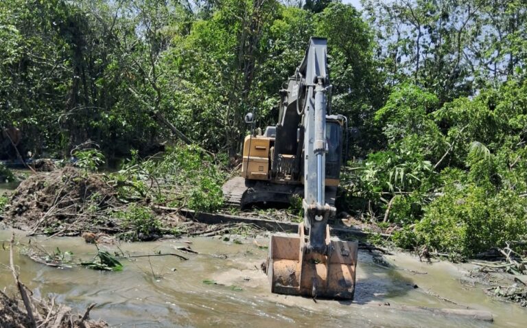 Prefeitura retira 900 metros cúbicos de lixo de igarapé durante obra de dragagem e recupera fluxo das águas no Tarumã-Açu
