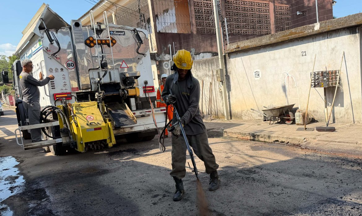 Prefeitura de Manaus aplica 50 toneladas de asfalto e avança na recuperação de via no bairro Redenção