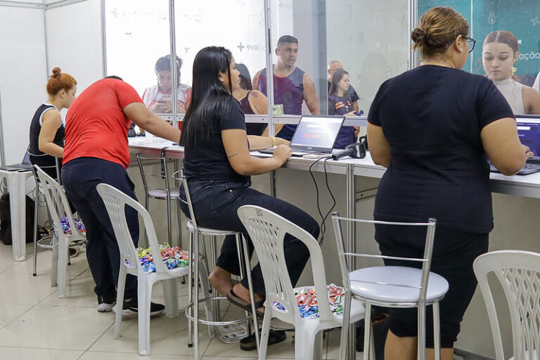 Público do ‘#SouManaus Passo a Paço 2026’ aproveita domingo para retirada das pulseiras do evento