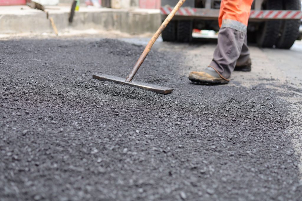 Prefeitura recupera pavimento de importante via no bairro Petrópolis