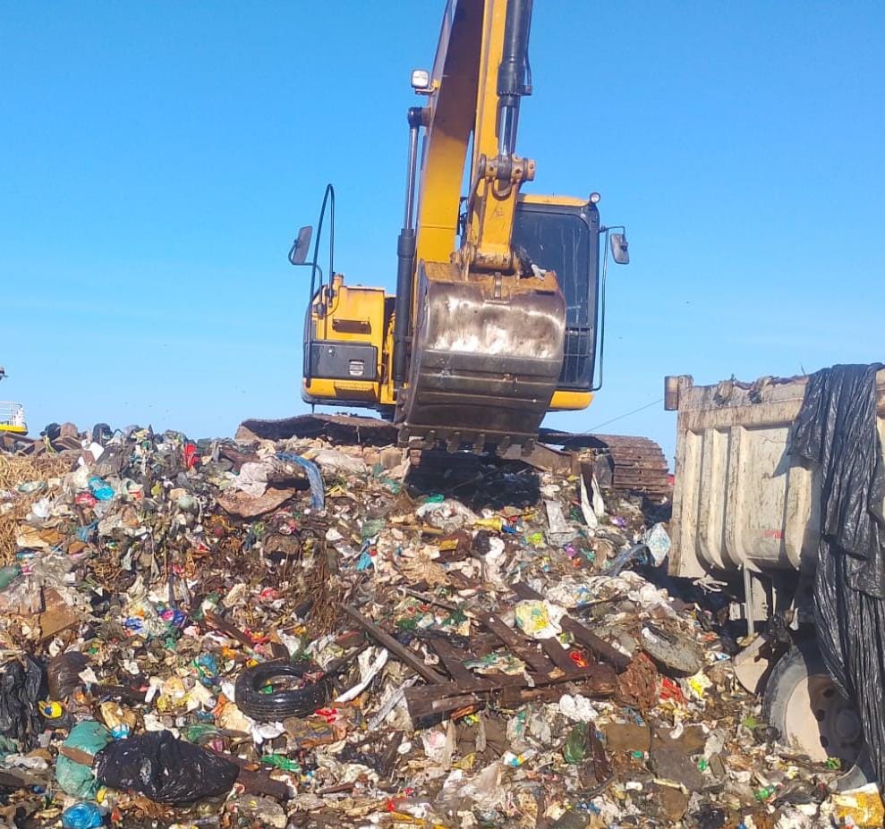 Prefeitura realiza transbordo de 257,6 toneladas de lixo retiradas da orla em julho