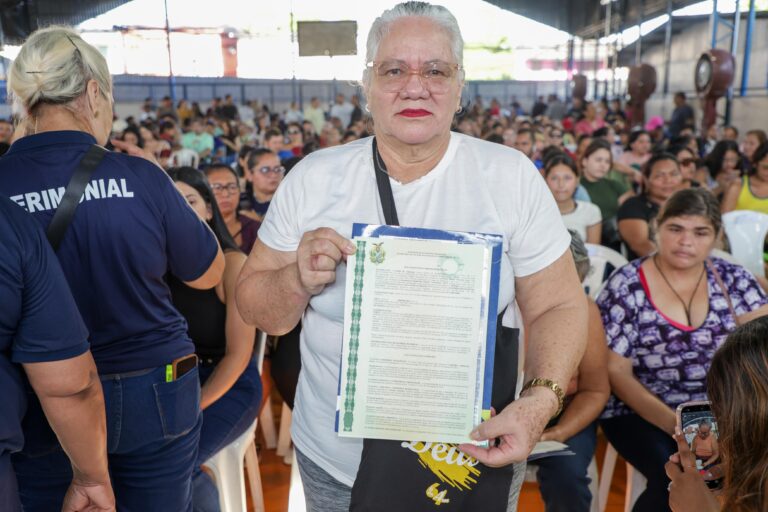 Governo Presente: moradoras de Manaus recebem título definitivo de imóveis