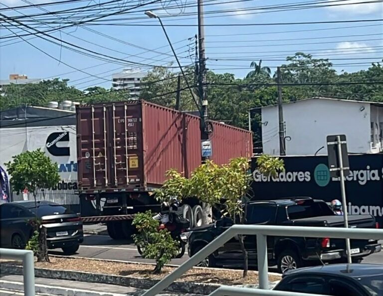 Acidente com carreta causa transtornos no trânsito da avenida Efigênio Salles