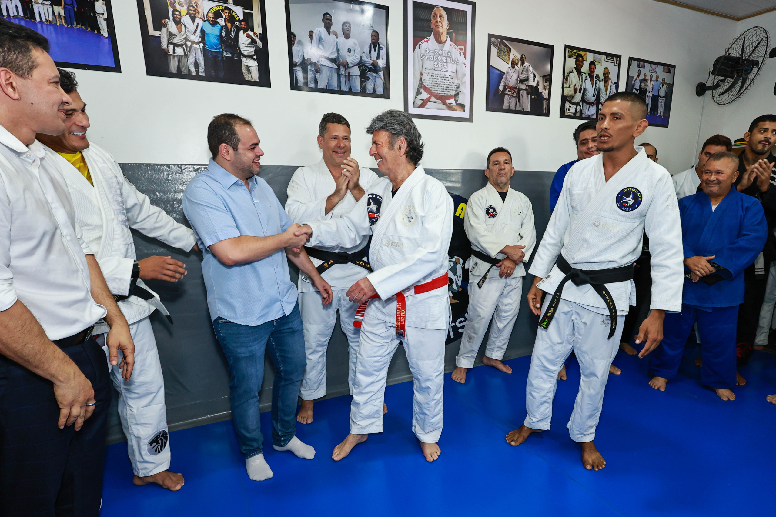 Governador Roberto Cidade visita projeto esportivo que atende crianças e adolescentes no Coroado