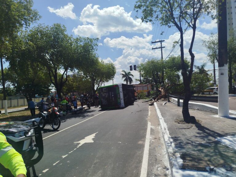 Ônibus atinge árvore e tomba no São Jorge; passageiros ficam feridos