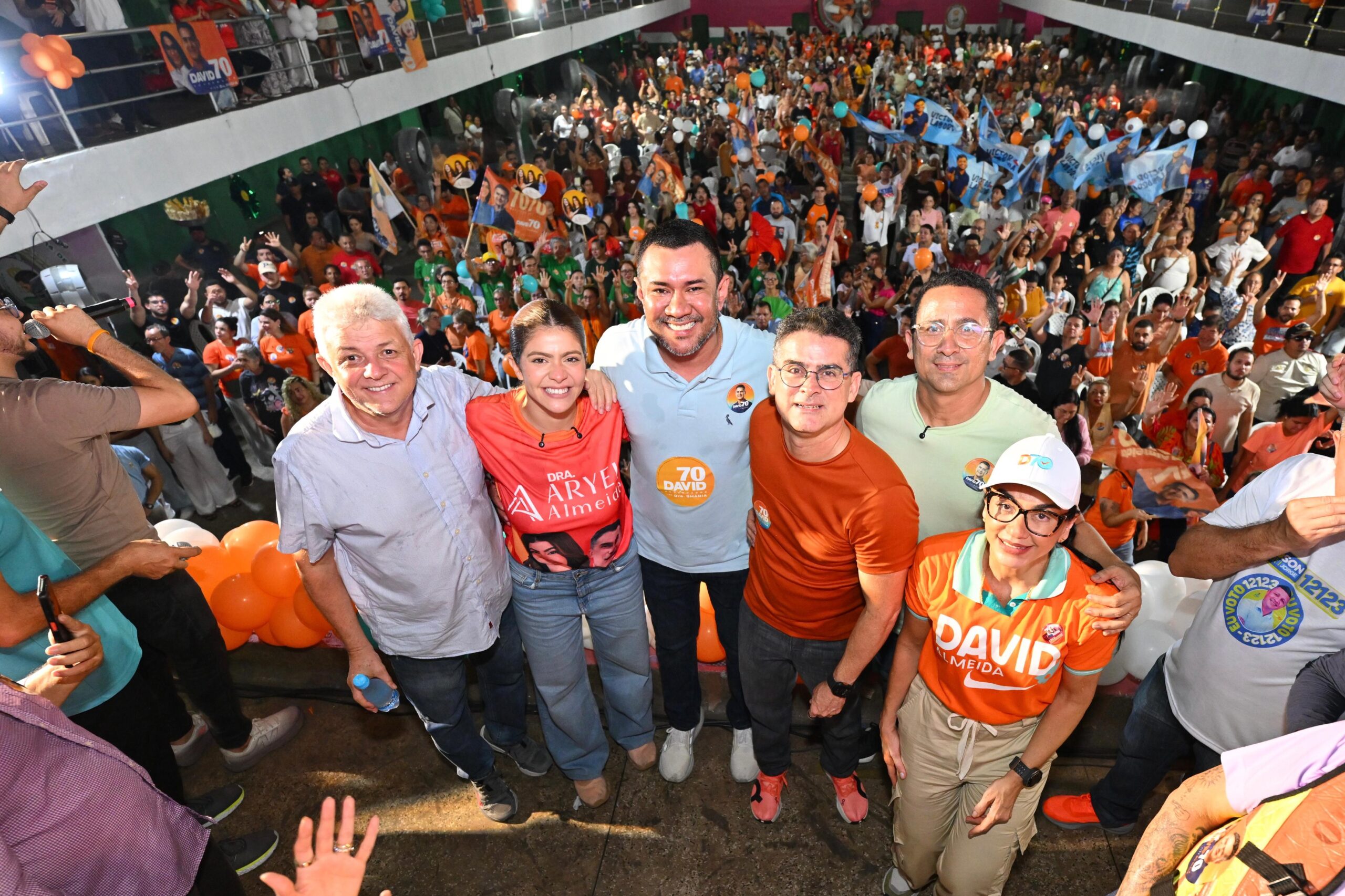 David é recebido por apoiadores na Praça 14