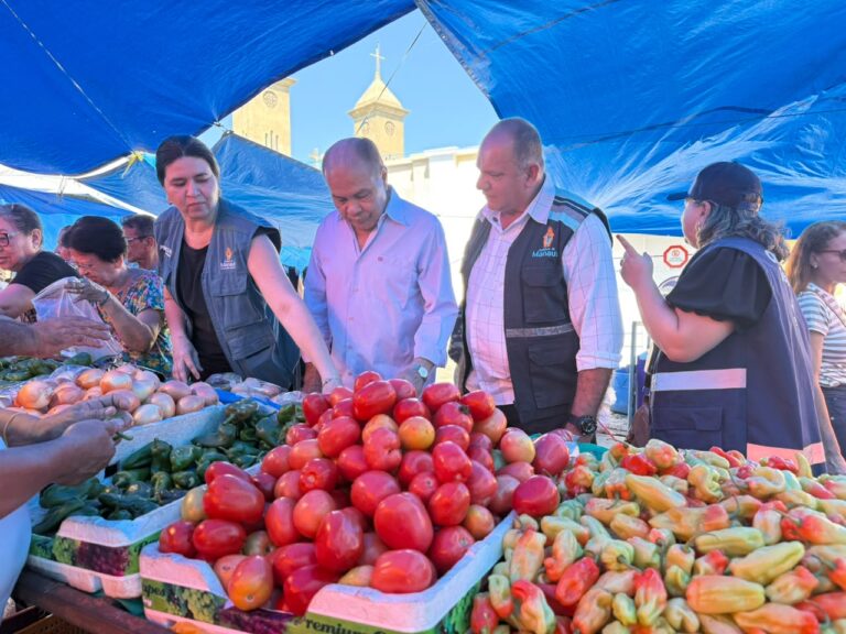 Prefeitura orienta feirantes sobre direitos de consumo em 1ª fiscalização conjunta do Procon Manaus e Semacc