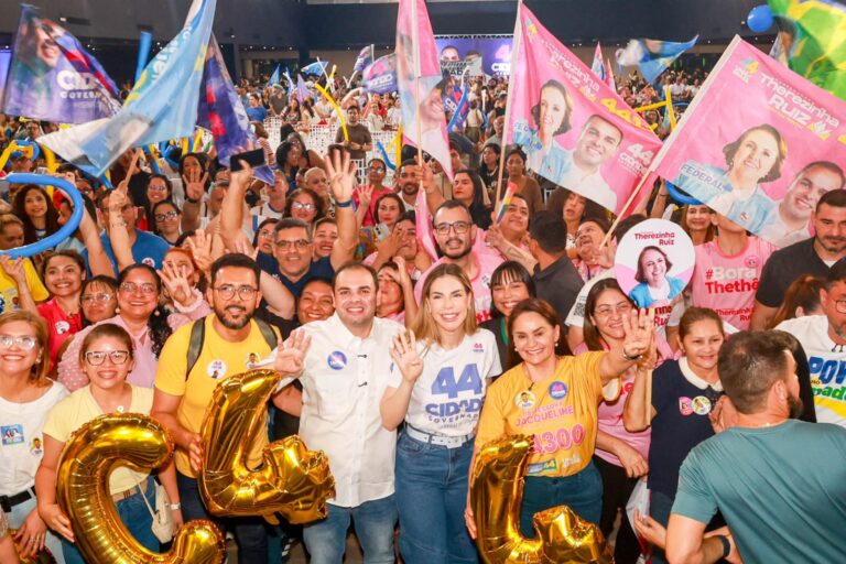 Roberto Cidade anuncia construção do Hospital Universitário da UEA durante encontro com educadores