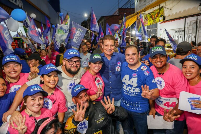 Roberto Cidade participa de caminhada ao lado de Marcos Rotta nas ruas do São José