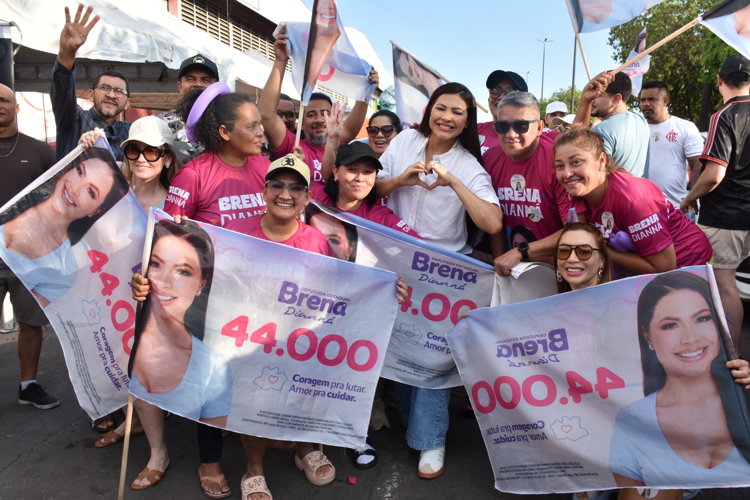 Brena Dianná abre campanha eleitoral com adesivaço de centenas de carros na Avenida do Samba