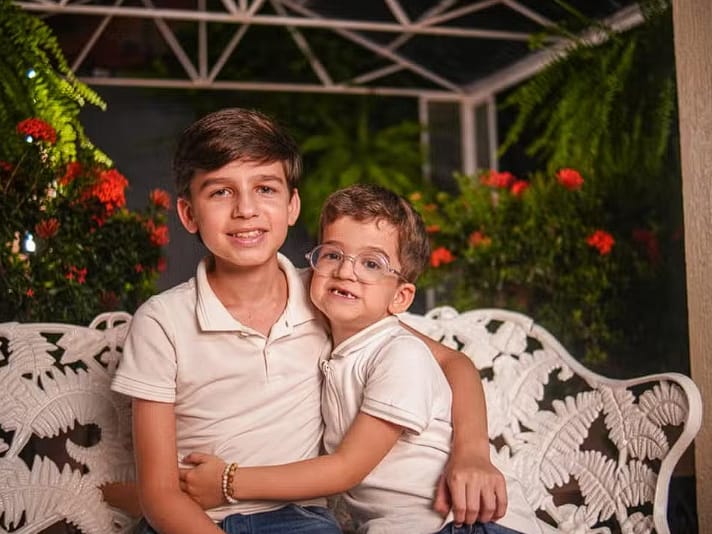 Doença rara em irmãos do Norte mobiliza solidariedade em busca de participação de estudo clinico nos Estados Unidos