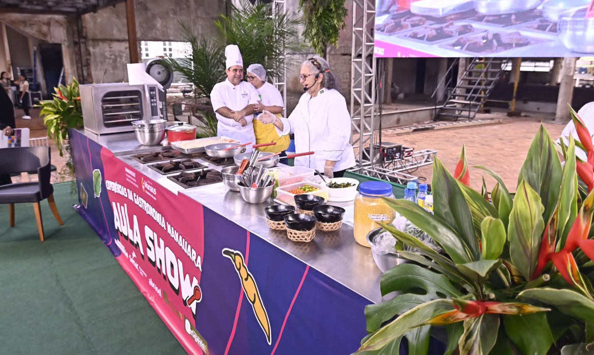 A Prefeitura de Manaus, por meio da Fundação Municipal de Cultura, Turismo e Eventos (ManausCult), promove, no dia 4 de setembro, das 10h às 13h, no auditório do Senac, no Centro, a “Aula-Show de Gastronomia”, do “#SouManaus Passo a Paço 2026”. Com inscrições encerradas, a programação reunirá cem participantes, entre chefs, profissionais do setor, estudantes, empreendedores e representantes da cadeia gastronômica, em uma experiência de formação, intercâmbio e valorização dos sabores e saberes da Amazônia. A iniciativa terá como convidado especial o chef Jefferson Rueda, um dos nomes de destaque da gastronomia brasileira contemporânea. Reconhecido por sua atuação como chef, empreendedor e criador de conteúdo, Rueda está à frente de empreendimentos como A Casa do Porco, Hot Pork, Sorveteria do Centro e Porco Real. A Casa do Porco também alcançou projeção internacional ao figurar entre os restaurantes mais bem colocados do ranking The World’s 50 Best Restaurants e receber a “Estrela Verde Michelin”. Ao lado de Rueda estará o chef amazonense Menga Rôla, proprietário e chef do restaurante Buona Massa, com mais de 30 anos de experiência e trajetória marcada pela participação em importantes eventos gastronômicos realizados em Manaus. Em 2023, também inaugurou, ao lado do sócio Jean Fabrício, a Porcaria Boteco, restaurante especializado em pratos à base de carne suína. Durante a aula-show, Jefferson Rueda e Menga Rôla conduzirão uma imersão gastronômica utilizando ingredientes típicos da região e tendo a carne suína como elemento central, apresentando técnicas, possibilidades e preparações que valorizam a identidade e os produtos da culinária amazônica. Para o diretor-presidente da ManausCult, Márcio Braz, a ação reforça o compromisso da Prefeitura de Manaus com o fortalecimento da economia criativa e da gastronomia como instrumentos de valorização cultural e desenvolvimento turístico. “A gastronomia é uma das grandes expressões da nossa identidade e tem um potencial enorme para movimentar a economia, gerar oportunidades e fortalecer o turismo em Manaus. Trazer um chef, como Jefferson Rueda, para dialogar com nossos profissionais e, principalmente, valorizar os talentos e os ingredientes da Amazônia é uma forma de mostrar a força que a nossa gastronomia tem. O ‘#SouManaus’ também é isso: um espaço de encontro, aprendizado e valorização daquilo que é nosso”, destacou Márcio Braz. Intercâmbio À frente da organização da programação gastronômica, a vice-presidente da ManausCult, Oreni Braga, destaca que a iniciativa busca aproximar profissionais, estudantes e empreendedores do setor, criando um ambiente de troca de experiências e conhecimento. “Estamos construindo uma programação que olha para a gastronomia como cultura, como negócio e como uma importante ferramenta de promoção turística. Ter Jefferson Rueda compartilhando conhecimento com os nossos chefs, estudantes e empreendedores é uma oportunidade muito especial. Queremos que essa aula-show valorize os sabores amazônicos, estimule novas ideias e mostre o potencial que Manaus tem para se destacar cada vez mais no cenário da gastronomia”, afirmou Oreni Braga. Mais do que uma demonstração culinária, a aula-show busca promover a troca de conhecimentos e o fortalecimento da cadeia produtiva da gastronomia regional, aproximando chefs convidados, cozinheiros, restaurantes, acadêmicos, estudantes de cursos técnicos, produtores, empreendedores e formadores de opinião. Após a demonstração, a programação seguirá com uma roda de conversa, que reunirá Jefferson Rueda e chefs locais para um diálogo com o público sobre temas estratégicos para o desenvolvimento da gastronomia em Manaus, incluindo tendências, sustentabilidade, identidade culinária, valorização dos ingredientes amazônicos e oportunidades relacionadas ao turismo gastronômico. A ação integra a estratégia da Prefeitura de Manaus, por meio da ManausCult, de fortalecer Manaus como destino de referência em turismo gastronômico e economia criativa, além de contribuir para a construção do portfólio da candidatura da capital amazonense ao Selo Cidade Criativa da Gastronomia da Unesco.