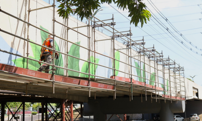 Prefeitura de Manaus avança na modernização da ponte dos Bilhares com pintura e grafite