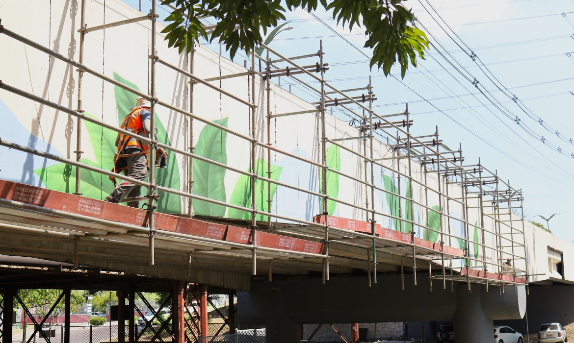 Prefeitura de Manaus avança na modernização da ponte dos Bilhares com pintura e grafite