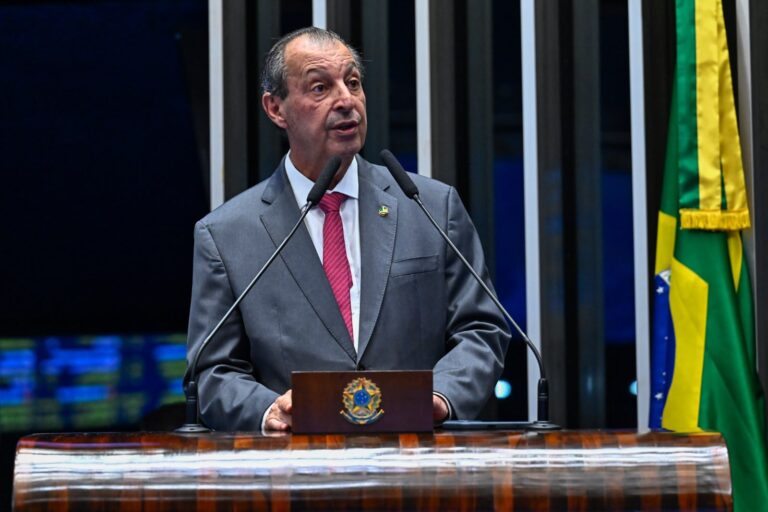 Parecer apresentado à CCJ aprova redução da jornada para 40 horas, dois dias de descanso e rejeita 12 emendas apresentadas no Senado