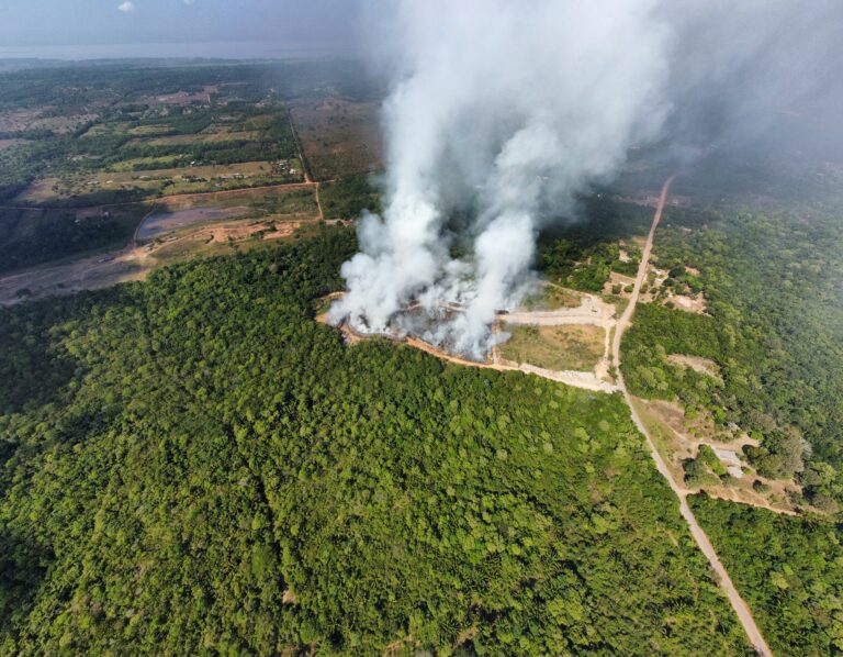 Incêndio de grandes proporções atinge lixão de Iranduba