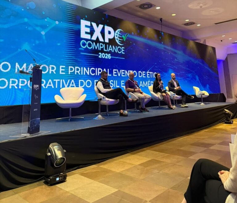 A Manaus Previdência marcou presença na ExpoCompliance 2026, um dos principais eventos do país voltados às áreas de compliance, integridade, governança, gestão de riscos, auditoria, proteção de dados, inteligência artificial e novas tecnologias aplicadas à gestão. Realizado entre os dias 18 e 20/8, em São Paulo (SP), a programação teve a participação da autarquia, representada pela compliance officer da Assessoria de Integridade e Compliance, Bruna Veloso. Criada durante a mais recente reestruturação institucional da Manaus Previdência, a área de integridade e compliance busca contribuir para o fortalecimento dos mecanismos de prevenção e controle da autarquia. Nesse contexto, a participação na ExpoCompliance proporcionou atualização técnica, troca de experiências e benchmarking com especialistas e instituições de referência, além do acesso a novas soluções e boas práticas. Com uma programação voltada também aos desafios atuais da administração pública e das organizações, o evento reforçou a importância do compliance como ferramenta estratégica que vai além do cumprimento de normas. A área atua na prevenção de riscos, no aprimoramento de processos, no fortalecimento dos controles internos, na promoção da ética e na construção de relações mais transparentes e confiáveis com a sociedade. “Participar de um evento como esse é uma oportunidade de conhecer experiências que podem ser adaptadas à realidade da Manaus Previdência. A área de integridade e compliance é nova na estrutura da instituição e esse contato com especialistas e outras organizações contribui para a construção e o fortalecimento das nossas práticas”, destaca Bruna Veloso. A participação da Manaus Previdência reafirma o compromisso da instituição com a modernização da gestão, a transparência, a integridade e a melhoria contínua dos processos, buscando incorporar novos conhecimentos e experiências às práticas de gestão do Regime Próprio de Previdência Social (RPPS) de Manaus.