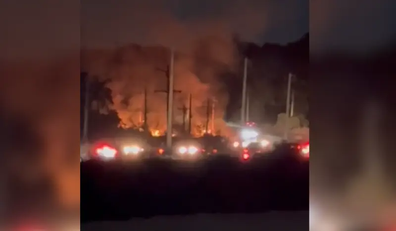Fogo às margens da AM-070 assusta motoristas e forma enorme coluna de fumaça perto da Ponte Rio Negro
