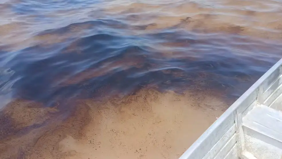 Mancha de óleo se espalha por mais de 300 metros no Rio Amazonas, em frente a Itacoatiara