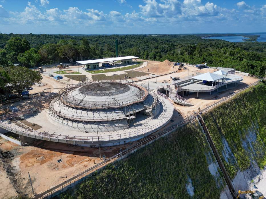 Obras no parque Encontro das Águas Rosa Almeida avançam para nova etapa de concretagem das ‘asas’ que simbolizam os rios Negro e Solimões